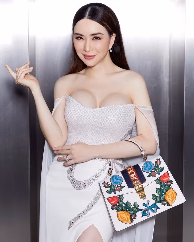 Bà chủ Miss Universe Anne Jakapong Jakrajutatip.
