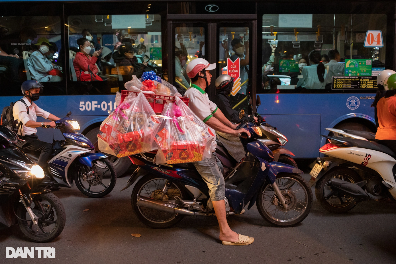 Một người giao hàng "chôn chân" giữa dòng kẹt xe trên đường Nguyễn Văn Trỗi (quận Phú Nhuận).
