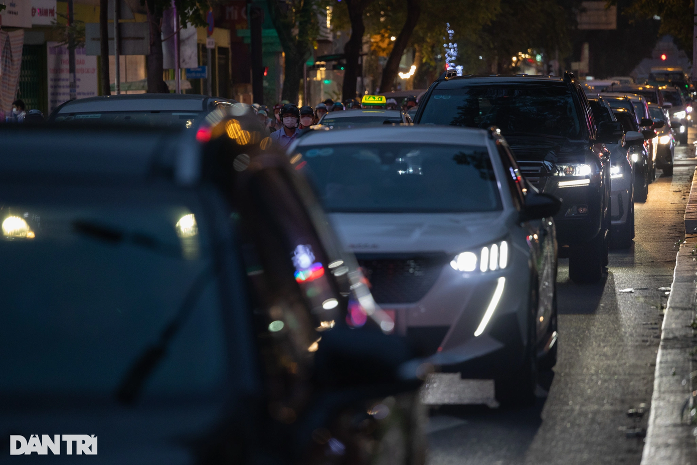 Tương tự, tình trạng kẹt xe kéo dài cũng diễn ra trên đường Đinh Tiên Hoàng (quận 1).