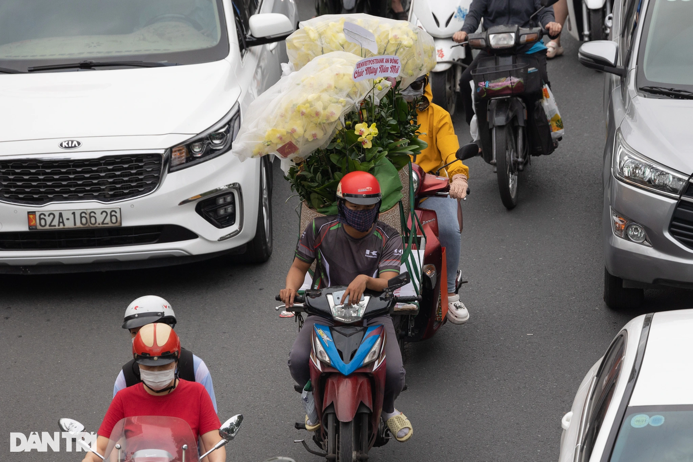 Nhu cầu đi lại của người dân tăng cao vào các ngày cuối năm khiến nhiều tuyến đường ở TPHCM trở nên đông đúc.