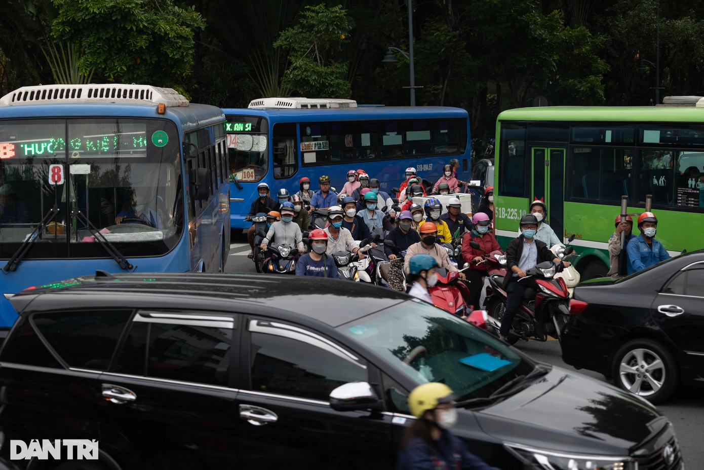 Do gần cửa ngõ sân bay, nút giao thông Phan Thúc Duyện - Trần Quốc Hoàn (quận Tân Bình) luôn trong tình trạng ùn ứ, các phương tiện tham gia giao thông chen lấn nhau lưu thông.