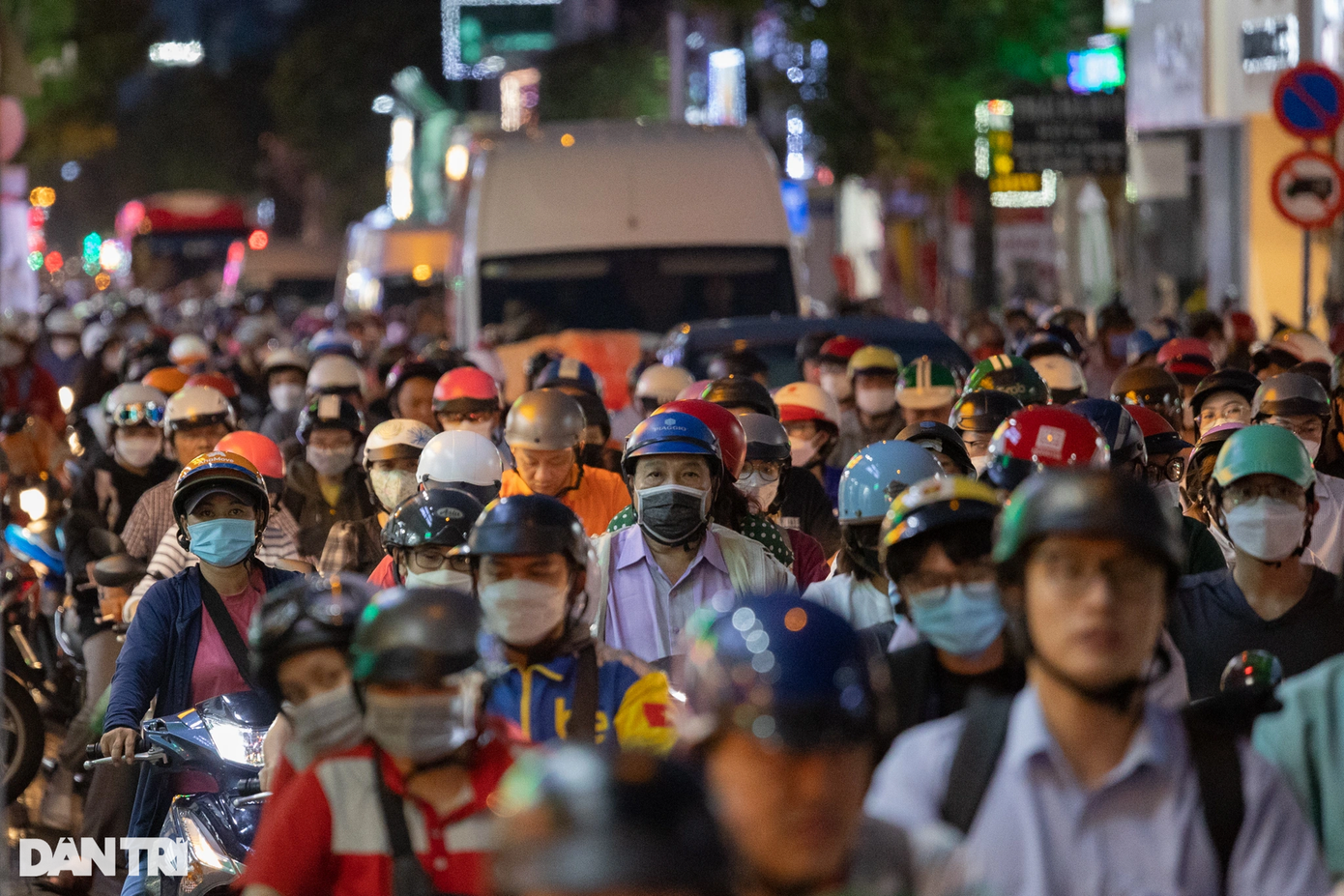 Theo ghi nhận của phóng viên Dân trí, đường Lê Văn Sỹ (đoạn qua quận Phú Nhuận) thường xuyên xảy ra tình trạng kẹt xe kéo dài do lượng phương tiện đổ về rất đông vào giờ cao điểm buổi chiều.