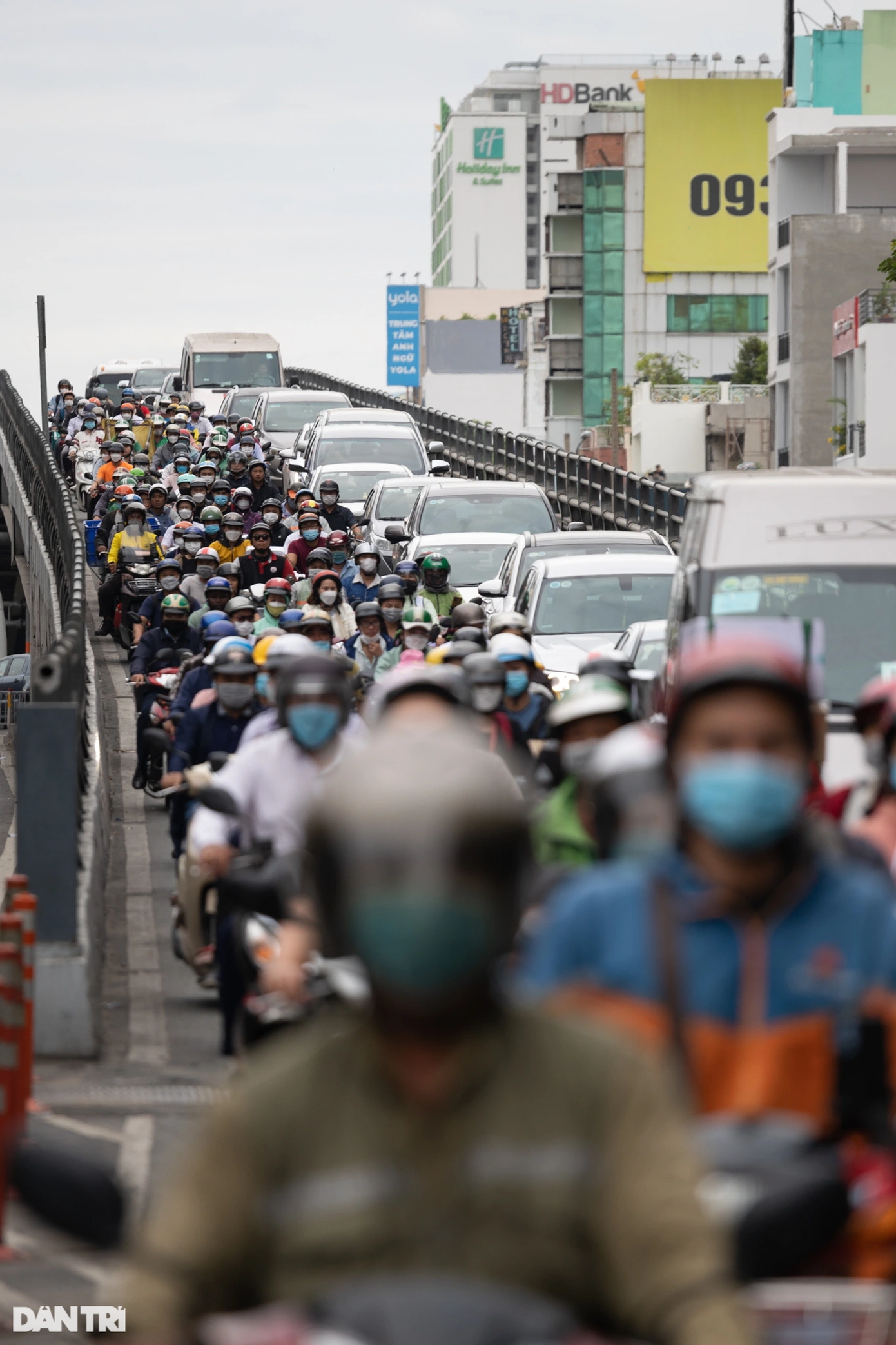Tại khu vực cầu vượt Lăng Cha Cả (quận Tân Bình) các phương tiện nối đuôi nhau kéo dài hơn 1km trên đường.