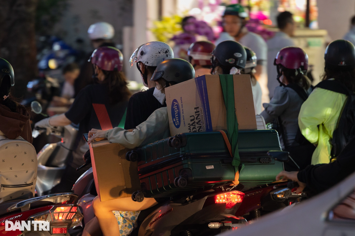 Một số người dân lỉnh kỉnh hành lý và hàng hóa trên đường Đinh Tiên Hoàng (quận 1).