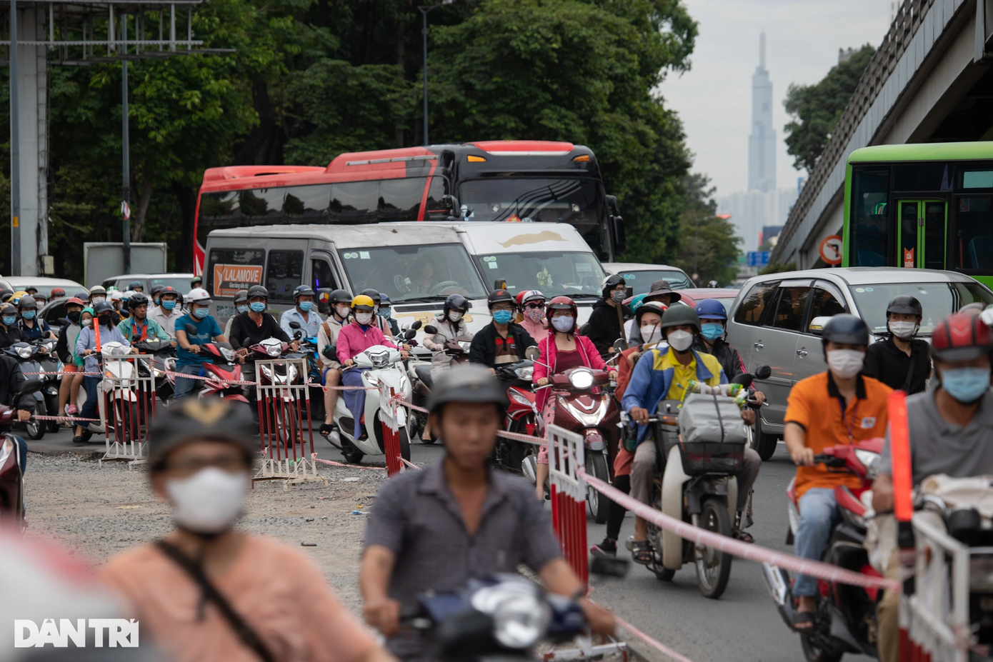 Nhiều người dân di chuyển từ sân bay Tân Sơn Nhất về khu vực công viên Hoàng Văn Thụ (quận Tân Bình) gặp nhiều khó khăn do vướng rào chắn bao quanh lô cốt trên đường Trần Quốc Hoàn.