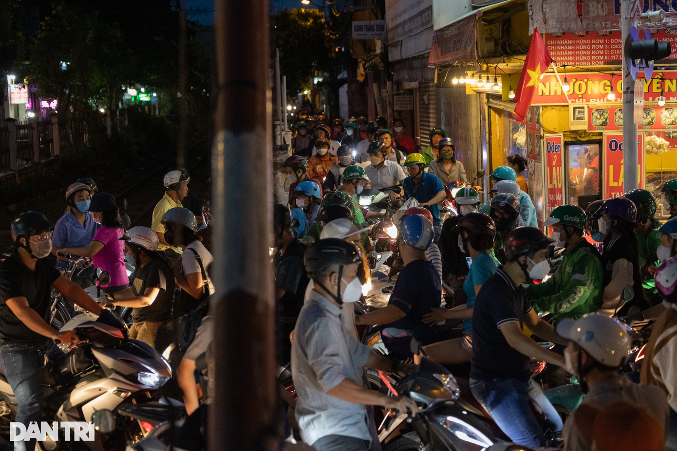 Các xe chen chúc nhau tại đường Lê Văn Sỹ, đoạn ngay nút giao với đường ray xe lửa (quận Phú Nhuận).