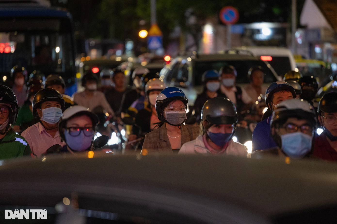 Người dân mệt mỏi giữa dòng xe kẹt trên đường Khánh Hội (quận 4). "Bình thường, khu vực này đã là điểm nóng về kẹt xe rồi, sáng tối đều rất đông, vào dịp cuối năm còn tệ hơn" ông Huỳnh Văn Thành, bảo vệ ở một cửa hàng trên tuyến đường này cho biết.