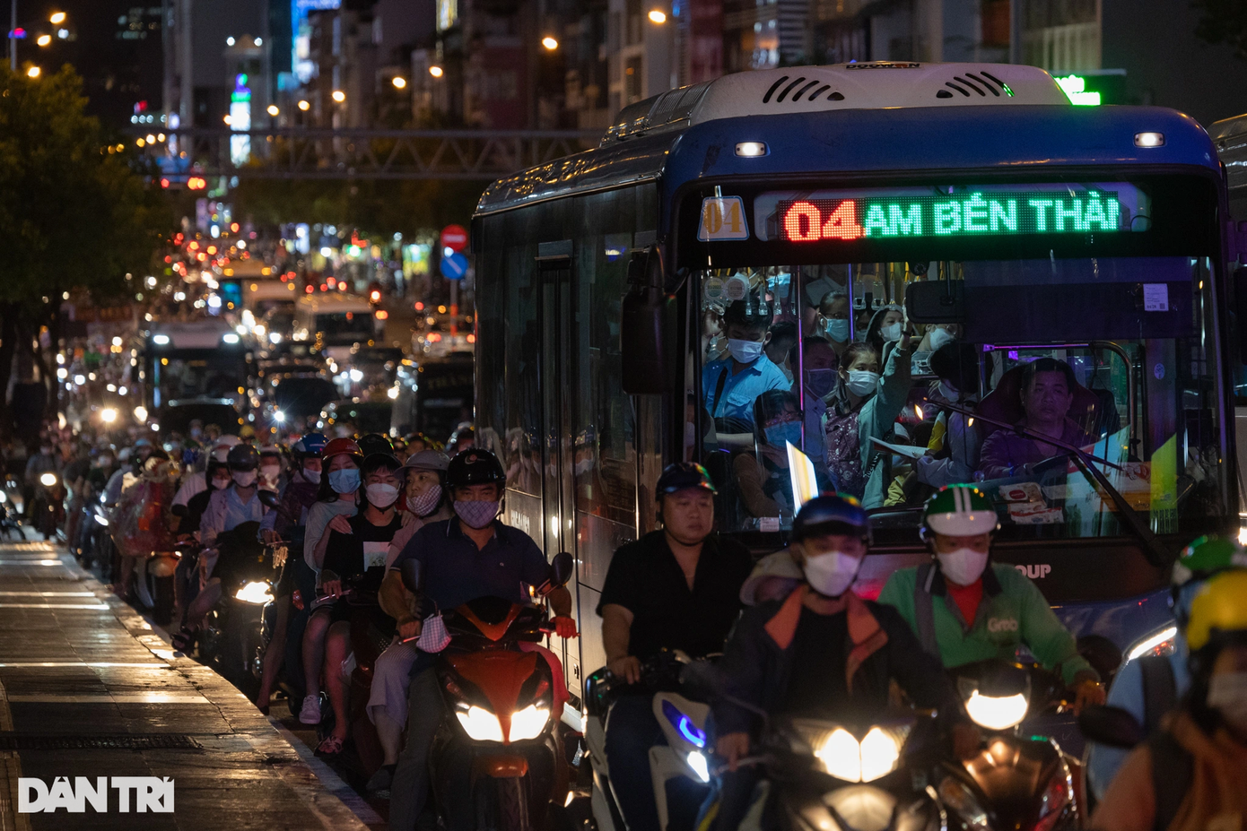 Các phương tiện phải nhích từng chút một trên đường Nguyễn Văn Trỗi (đoạn gần cầu Công Lý, quận 3).