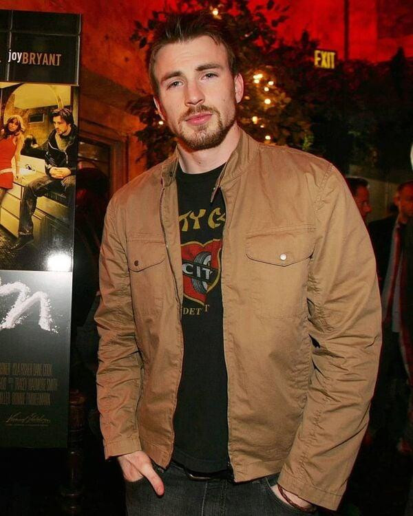 Chris Evans là gương mặt quen thuộc, từng góp mặt trong nhiều bộ phim ăn khách. Mới nhất, anh tham gia Lightyear, Grey Man. Vai diễn giúp Chris Evans nâng tầm sự nghiệp chính là vai Người hùng vị tha Captain America trong loạt phim siêu anh hùng của Marvel. Đây là vai diễn giúp Evans là một trong những diễn viên có lượng người hâm mộ nữ hùng hậu nhất ở Hollywood.