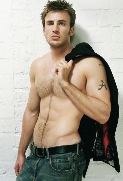 Nam diễn viên sinh năm 1981 là người trung thành với phong cách thời trang đơn giản, có tính ứng dụng cao và không chạy theo xu hướng. Vì thế, giới chuyên gia nhận định thời gian đầu vào nghề, Chris Evans chưa được đánh giá cao về phong cách cá nhân nhưng tới sau này, anh trở thành biểu tượng và là gương mặt đại diện được nhiều nhãn hàng săn đón.