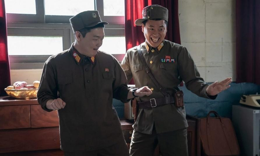 Nhờ lời thoại hài hước, Bỗng dưng trúng số tạo được hiệu ứng tốt và luôn dẫn đầu phòng vé khi ra rạp Việt.