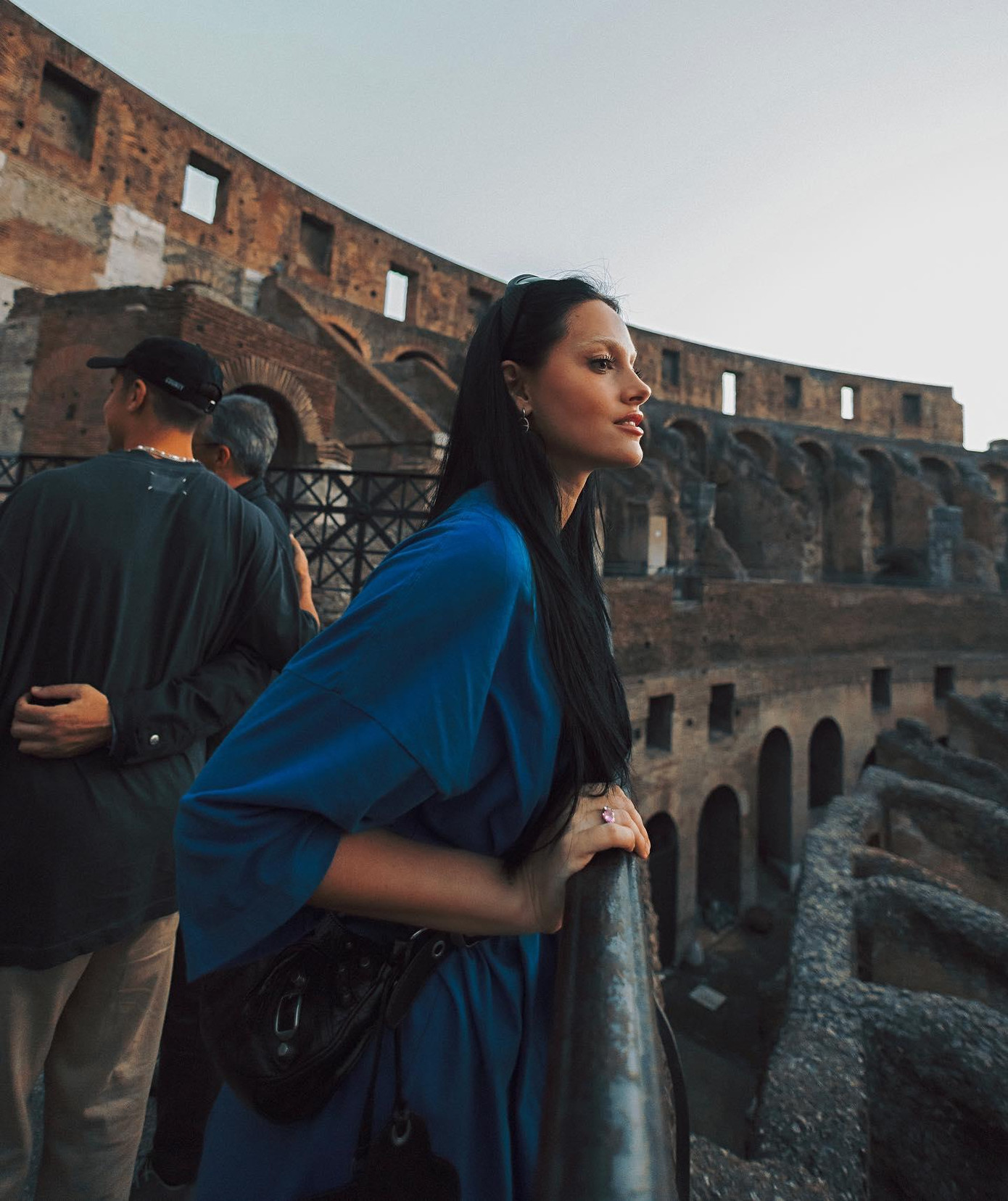 Ngoài việc được biết đến là ngôi sao nhạc pop nổi tiếng người Argentina, Oriana Sabatini còn là bạn gái của Paulo Dybala - tiền đạo đội tuyển Argentina. Cô sinh ra trong gia đình có truyền thống nghệ thuật, bố là diễn viên và mẹ là minh tinh màn ảnh Catherine Fulop. Có gương mặt đẹp lạ và gu thời trang cá tính, Sabatini là một trong những nàng WAG được chú ý nhất ở mùa World Cup năm nay.