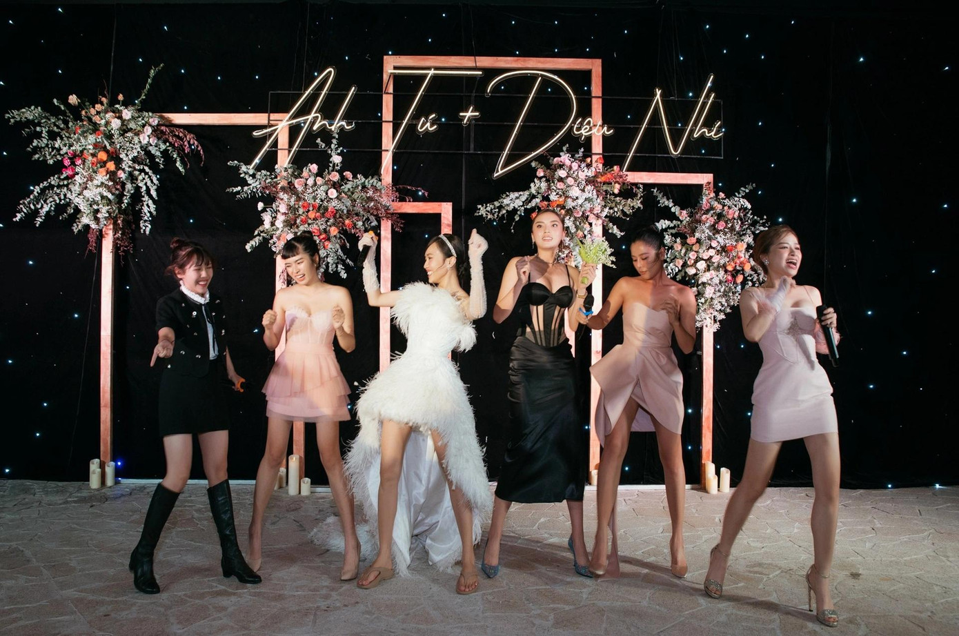 Sau lễ cưới, Anh Tú, Diệu Nhi mời bạn bè bước vào tiệc "quẩy". Trên mỗi bàn, ê-kíp của cặp sao đặt sẵn tấm bảng với nội dung: "Ai bị xô xuống hồ bơi sẽ nhận ngay 500.000 đồng thu trực tiếp từ thủ phạm”. Tuy nhiên, khách mời không để tâm đến quy định này và vẫn liên tục xô nhau xuống hồ bơi.