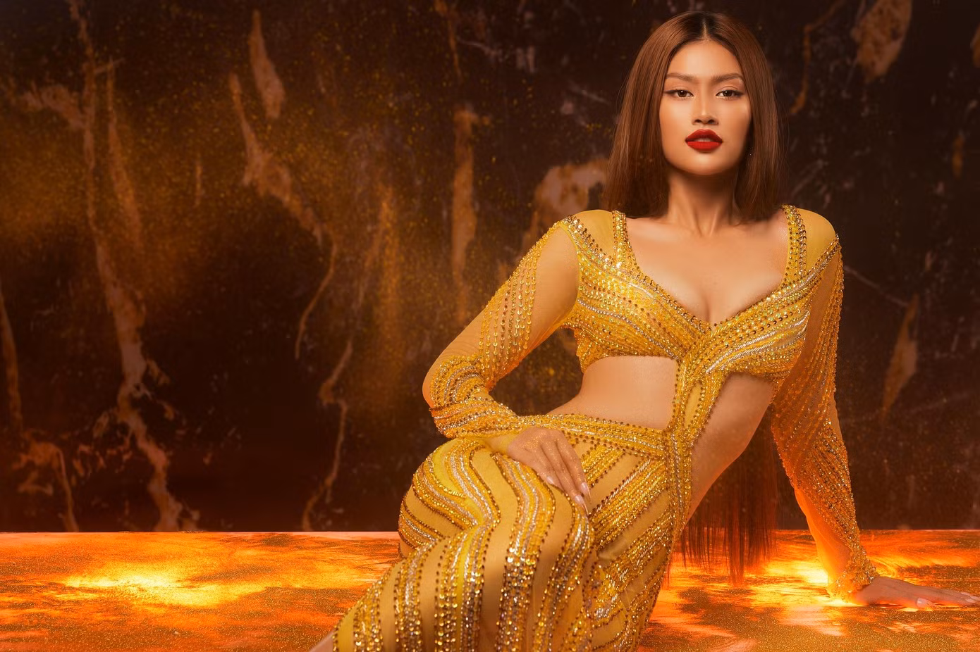 Chiếc váy của Đoàn Thiên Ân có tông màu vàng gold lấp lánh với những đường cắt xẻ tinh tế, giúp người đẹp sinh năm 2000 khoe được tối đa những ưu điểm cơ thể.