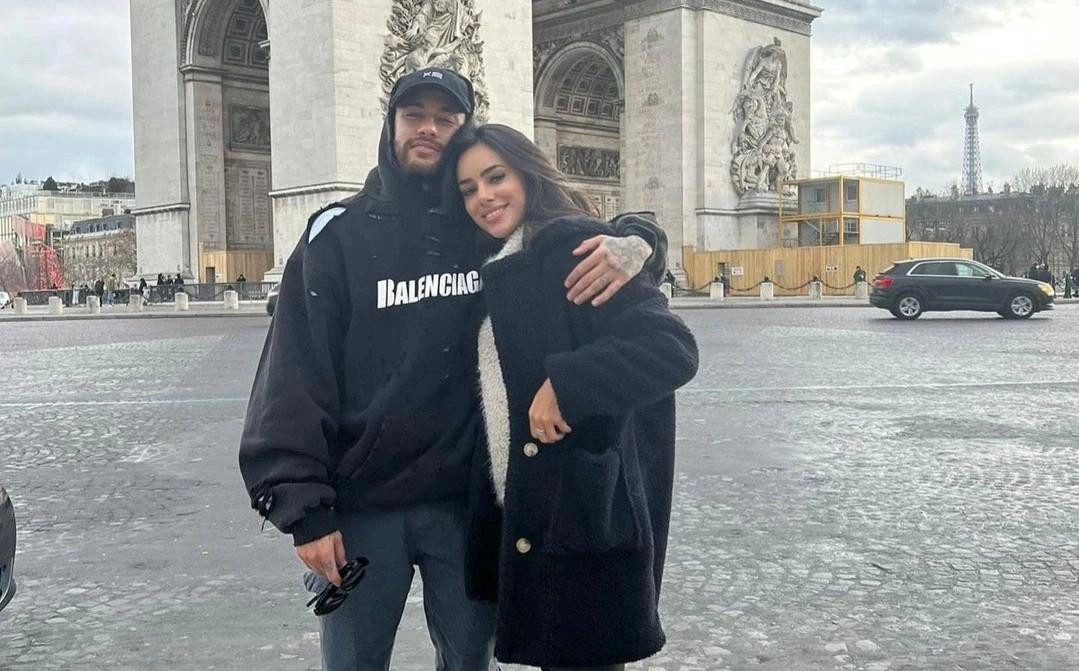 Neymar khoe ảnh chụp chung với bạn gái ở Paris.