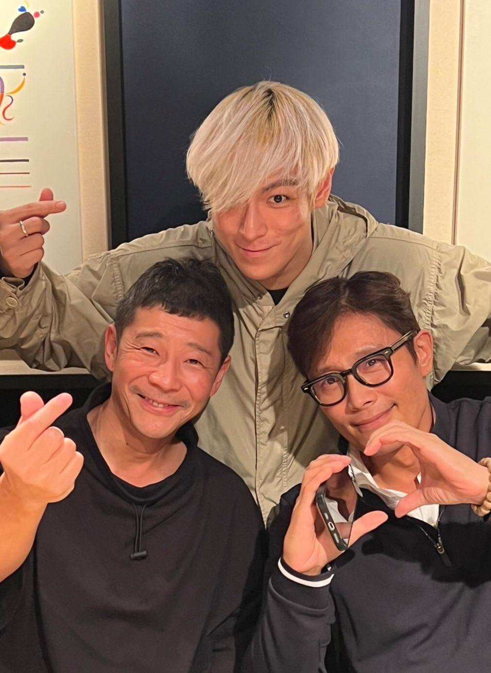 T.O.P chụp hình cùng tỷ phú người Nhật Yusaku Maezawa. Ảnh: Koreaboo. T.O.P chụp hình cùng tỷ phú người Nhật Yusaku Maezawa. Ảnh: Koreaboo.