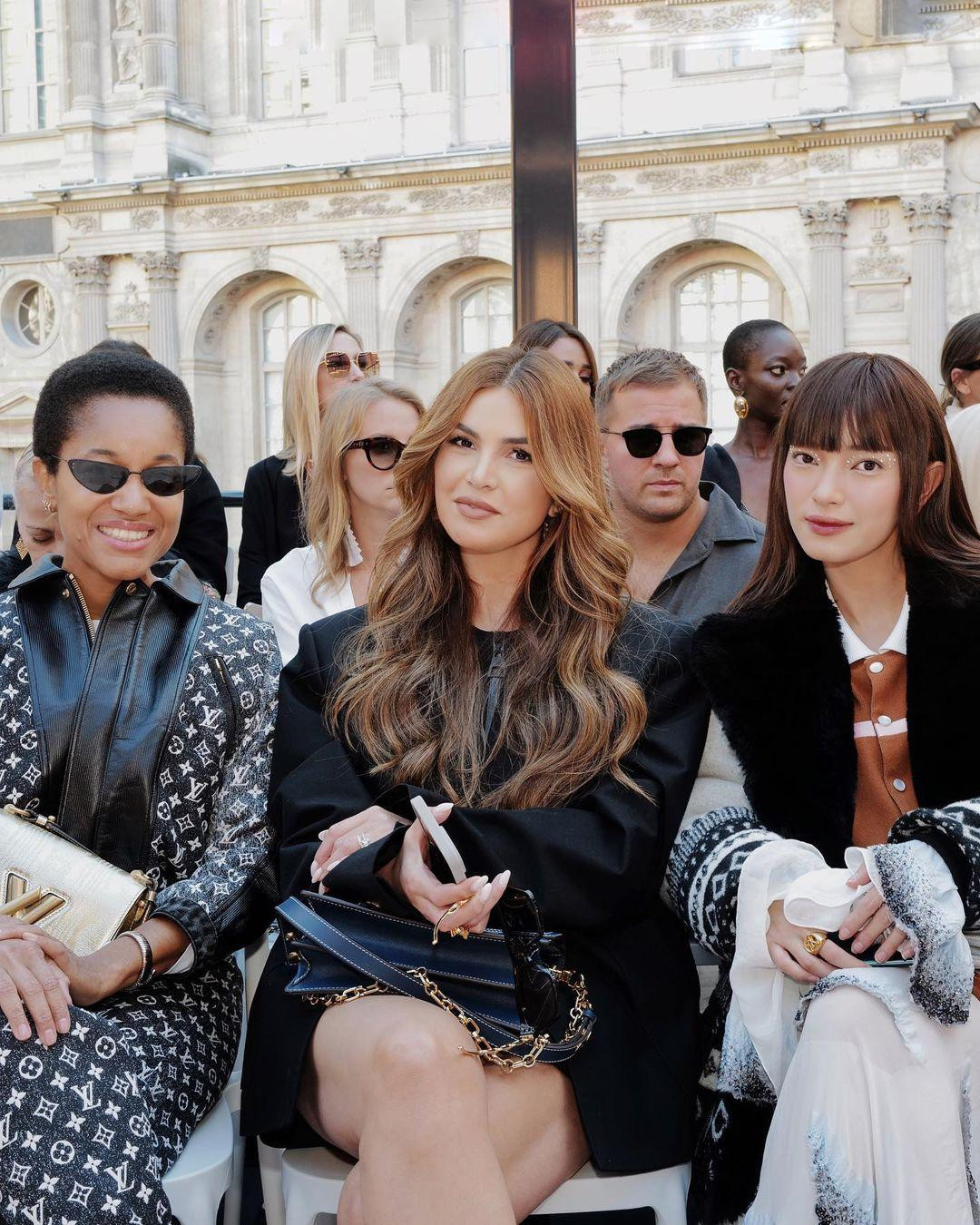 Giống Thảo Nhi Lê, Châu Bùi cũng có mặt ở hàng ghế đầu tiên trong show diễn. Người mẫu sinh năm 1997 có dịp hội ngộ beauty blogger nổi tiếng trong giới tạo mẫu tóc Negin Mirsalehi (đến từ Hà Lan).