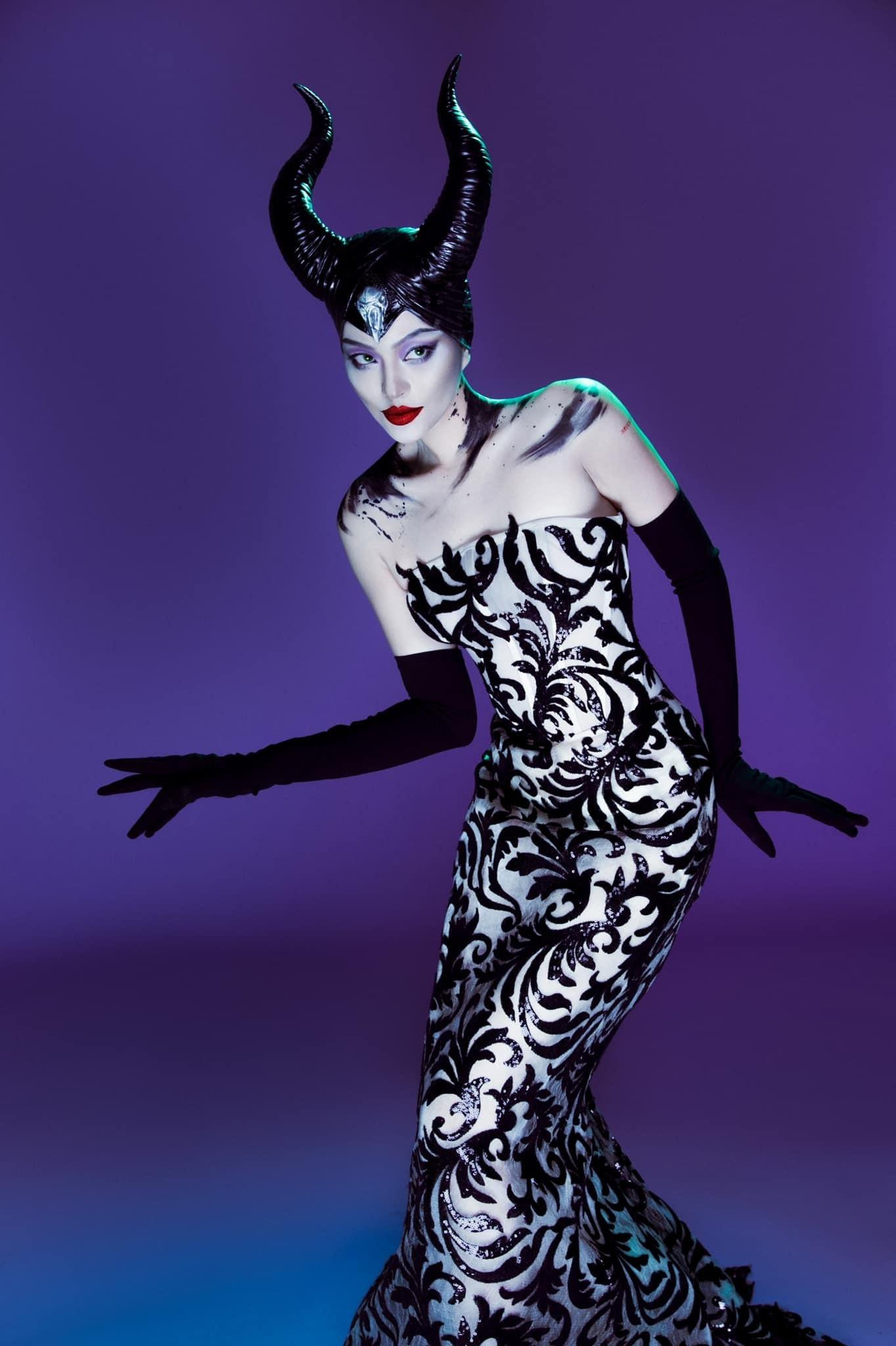 Tú Hảo chọn nhân vật Tiên Hắc Ám cho mùa lễ hội năm nay. Tạo hình của nữ người mẫu được đánh giá mang vẻ đẹp cổ điển nhưng vẫn thể hiện được tinh thần ma mị của mùa Halloween.