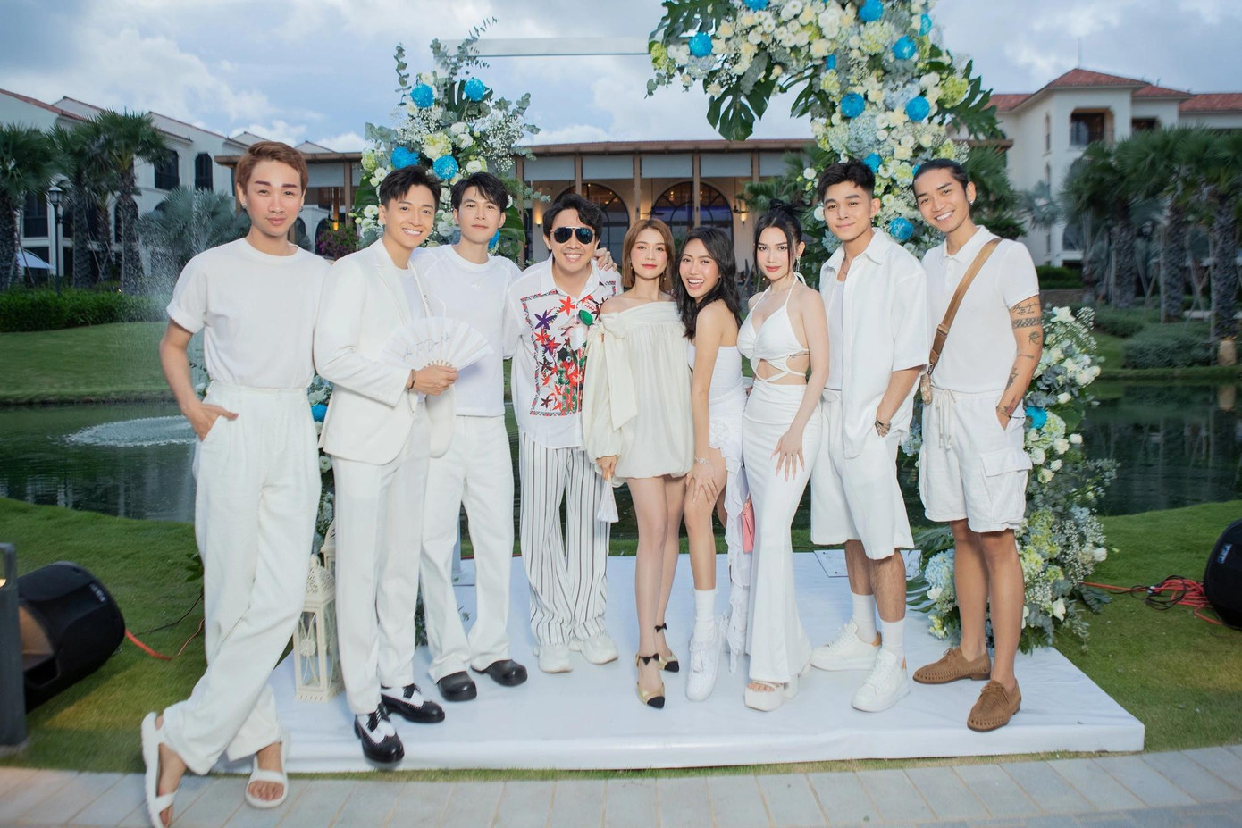 Trên trang cá nhân, nghệ sĩ Việt đồng loạt đăng tải ảnh chụp trước thềm đám cưới của Anh Tú, Diệu Nhi. Trên trang cá nhân, nghệ sĩ Việt đồng loạt đăng tải ảnh chụp trước thềm đám cưới của Anh Tú, Diệu Nhi.