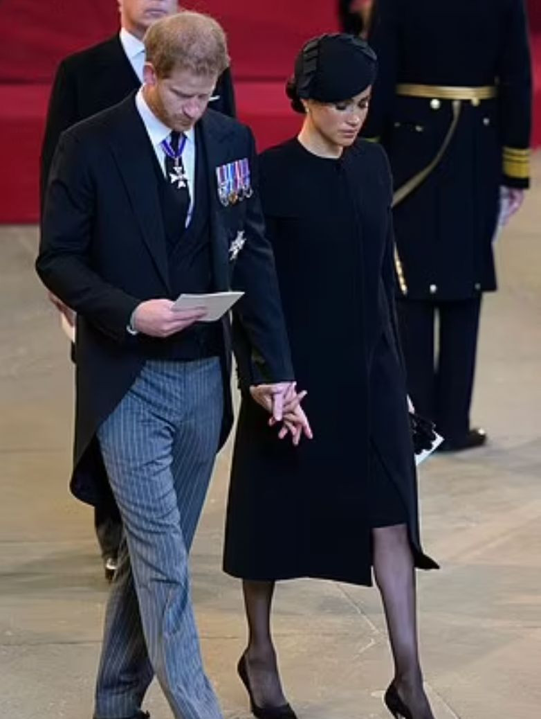 Meghan và Harry nắm tay nhau ở lễ tang Nữ hoàng Elizabeth II. Ảnh: Daily Mail. Meghan và Harry nắm tay nhau ở lễ tang Nữ hoàng Elizabeth II. Ảnh: Daily Mail.