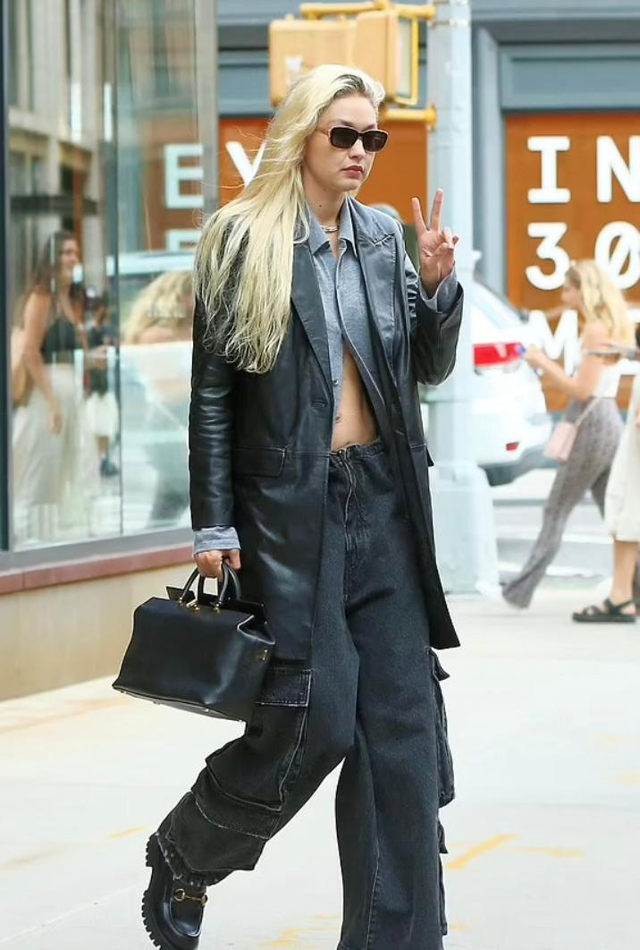 Hai ngày sau đó, Gigi Hadid tiếp tục lọt vào ống kính truyền thông khi đang di chuyển trên đường phố New York. Theo Daily Mail, nữ siêu mẫu đang trên đường tới buổi trình diễn của Tom Ford. Cô mặc trang phục thoải mái với áo sơ mi bỏ cúc khoe eo thon kết hợp với quần bò dáng rộng.