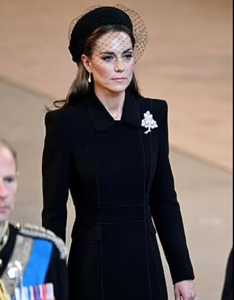 Công nương xứ Wales Kate ở lễ tang Nữ hoàng Elizabeth II. Ảnh: Daily Mail. Công nương xứ Wales Kate ở lễ tang Nữ hoàng Elizabeth II. Ảnh: Daily Mail.