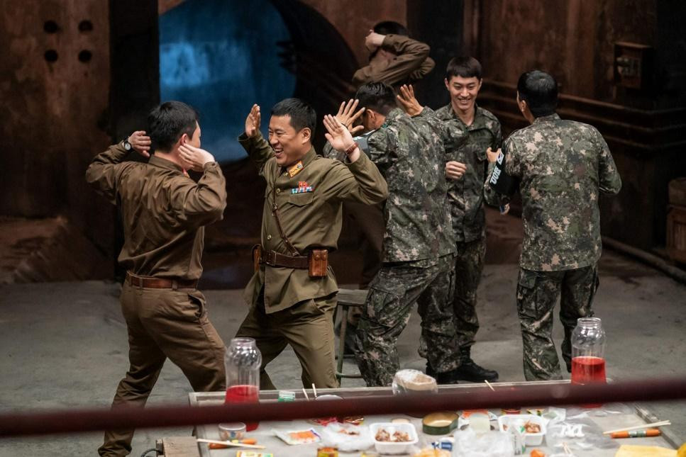 Bỗng dưng trúng số có dịch phụ đề mới mẻ, dùng ngôn ngữ Tik Tok nên chiếm được lòng khán giả Việt.