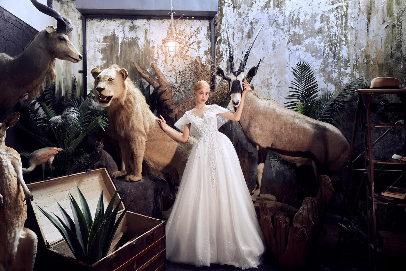 Thanh Thủy thử sức với nhiều dạng chụp mẫu khác nhau, từ cô dâu đến ảnh theo phong cách cổ xưa, phong cách học sinh hay những bộ ảnh áo dài. Trong mọi hoàn cảnh, tân hoa hậu đều thể hiện được khí chất và cách tạo dáng chuyên nghiệp.