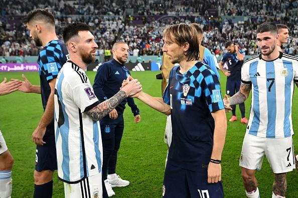 Messi và đồng đội đã có một trận đấu thành công trước Croatia. Họ hoàn toàn làm chủ thế trận. Trong trận bán kết này, Messi góp công mang về hai bàn thắng cho Argentina với bàn đầu tiên đến từ cú sút penalty và bàn thứ ba do công anh kiến tạo. Sau trận đấu, chân sút sinh năm 1987 chia sẻ với truyền thông: "Chúng tôi đã chuẩn bị cho điều này một thời gian dài và điều đầu tiên xuất hiện trong tâm trí tôi lúc này là gia đình. Tôi muốn dành tặng chiến thắng này cho họ". Messi và đồng đội đã có một trận đấu thành công trước Croatia. Họ hoàn toàn làm chủ thế trận. Trong trận bán kết này, Messi góp công mang về hai bàn thắng cho Argentina với bàn đầu tiên đến từ cú sút penalty và bàn thứ ba do công anh kiến tạo. Sau trận đấu, chân sút sinh năm 1987 chia sẻ với truyền thông: "Chúng tôi đã chuẩn bị cho điều này một thời gian dài và điều đầu tiên xuất hiện trong tâm trí tôi lúc này là gia đình. Tôi muốn dành tặng chiến thắng này cho họ".