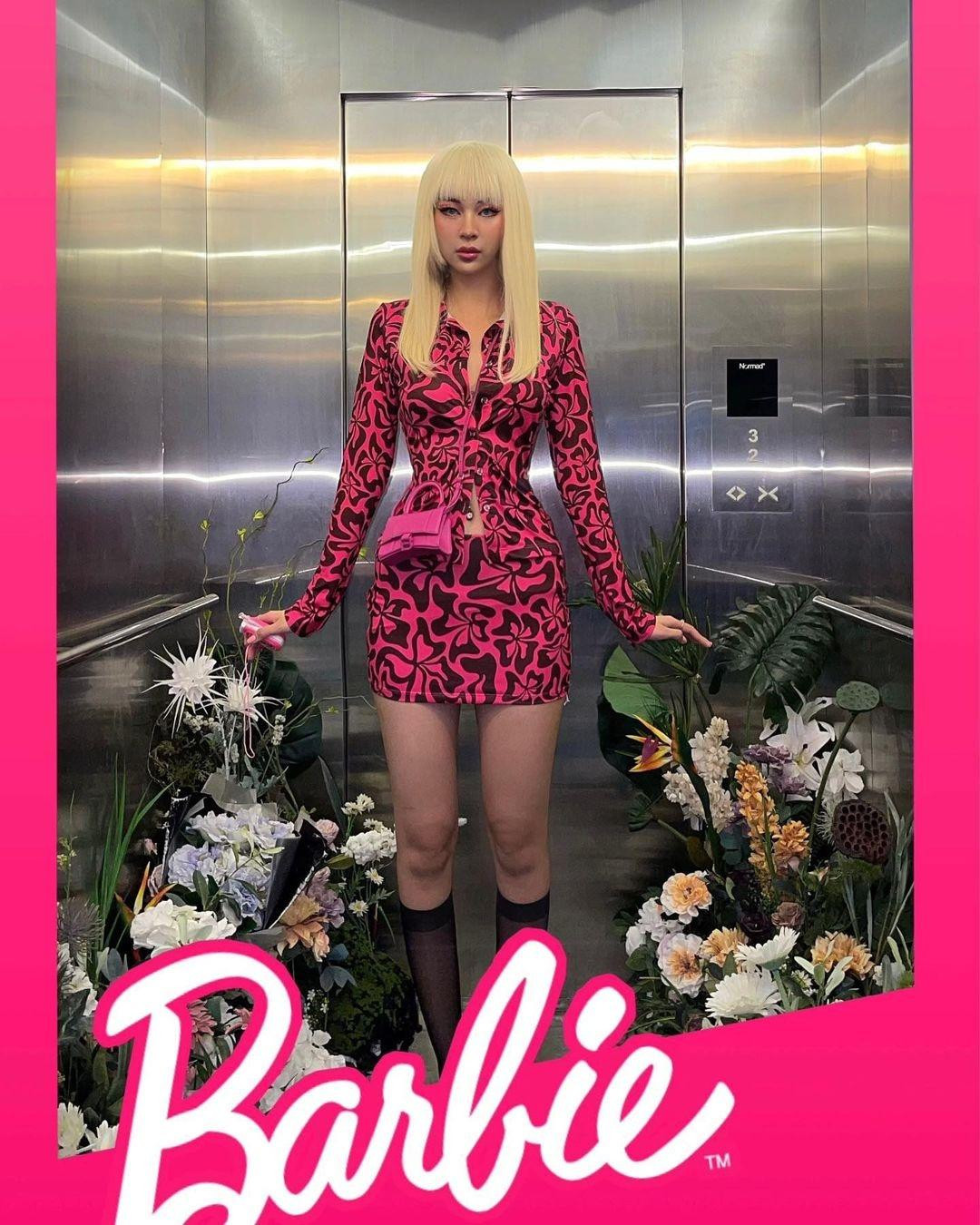 Phí Phương Anh hóa thân thành búp bê Barbie với bộ trang phục khá đơn giản. Điểm nhấn trong màn hóa trang năm nay của Phí Phương Anh nằm ở mái tóc vàng sáng.