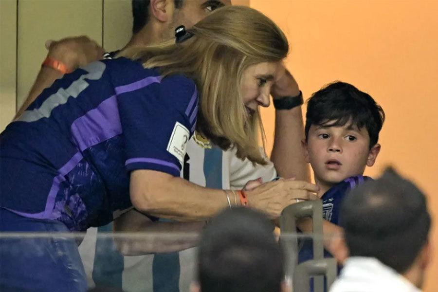 Mẹ ruột Messi, bà Celia, cũng có mặt trên sân để theo dõi và ủng hộ con trai. Mẹ ruột Messi, bà Celia, cũng có mặt trên sân để theo dõi và ủng hộ con trai.
