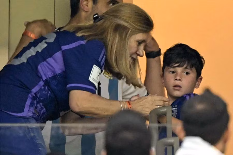 Mẹ ruột Messi, bà Celia, cũng có mặt trên sân để theo dõi và ủng hộ con trai. Mẹ ruột Messi, bà Celia, cũng có mặt trên sân để theo dõi và ủng hộ con trai.