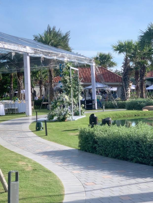 Khu vực chính tiệc được trang trí kỹ càng, có mái che phòng khi trời mưa. Trên mạng xã hội, người hâm mộ gửi lời chúc tới Anh Tú, Diệu Nhi và khẳng định cặp sao là minh chứng của một tình yêu không ồn ào sẽ có kết quả viên mãn.