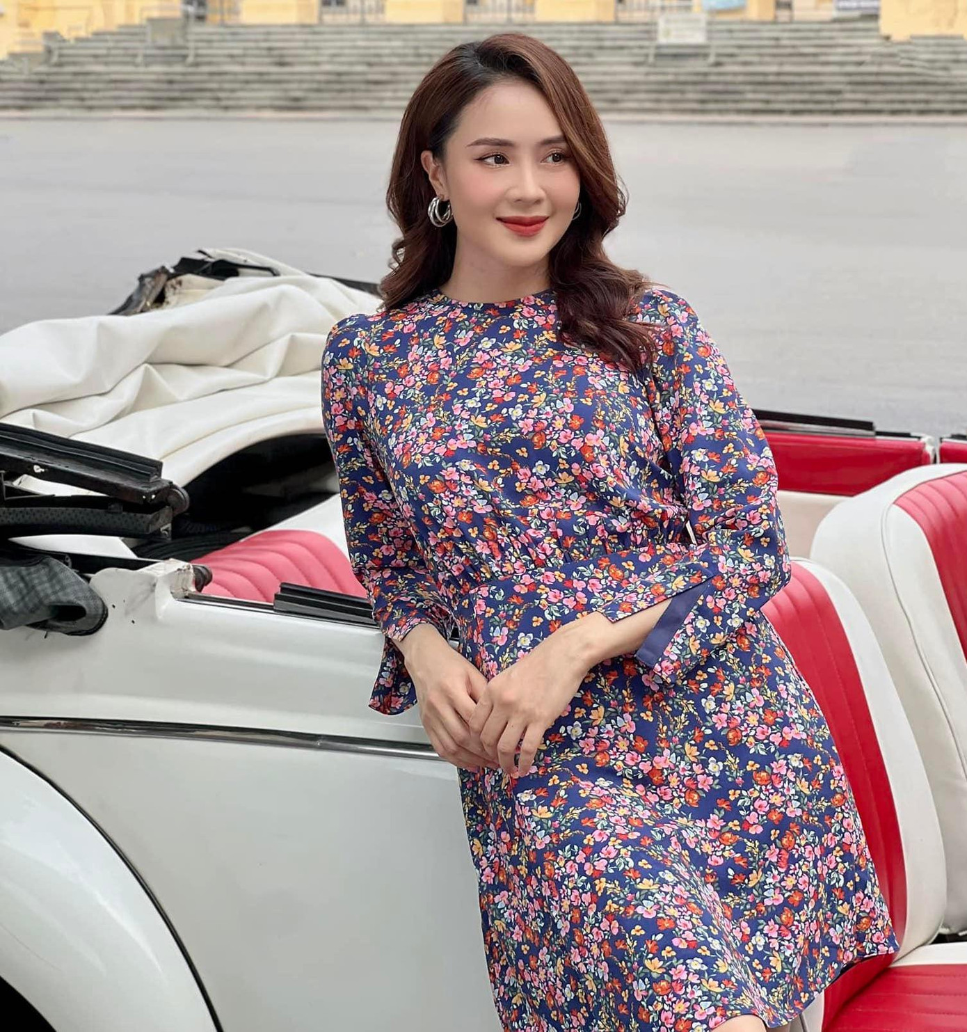 Nhiều năm qua, Hồng Diễm vẫn được coi là ngọc nữ của phim truyền hình Việt Nam. Cô nổi tiếng từ vai diễn trong Cầu vồng tình yêu. Khác với Thu Quỳnh, Hồng Diễm thường xuất hiện trong những vai diễn về người phụ nữ tần tảo, dịu dàng, hết mình vì gia đình. Mới nhất, Hồng Diễm cùng Thu Quỳnh góp mặt trong Hành trình công lý.