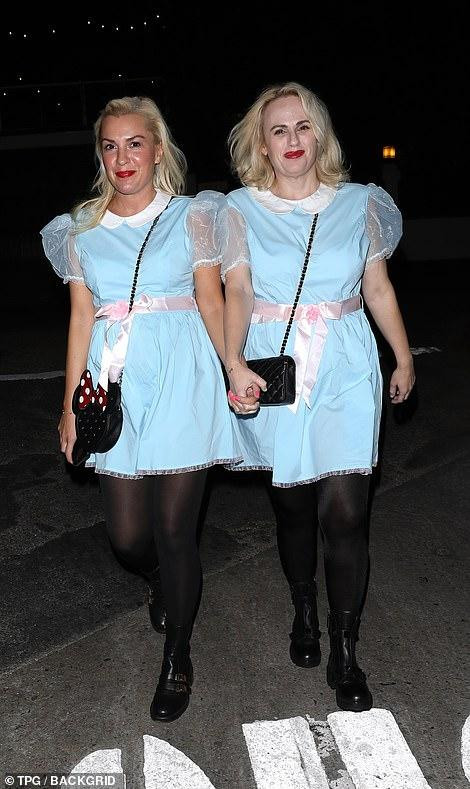 Rebel Wilson và Ramona Agruma hóa thân thành cặp song sinh trong bộ phim kinh dị năm 1980 dựa trên tiểu thuyết của Stephen King. Đây là hình ảnh hai bóng ma bé gái trong khách sạn The Overlook. Jess Glynne cũng chọn hóa thân thành nhân vật giống với Wilson, tuy nhiên cô đến bữa tiệc một mình.