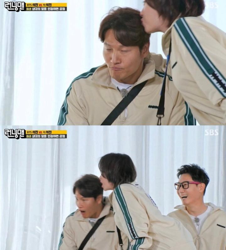 Song Ji Hyo hôn Kim Jong Kook trên sóng truyền hình. Ảnh: Allkpop.