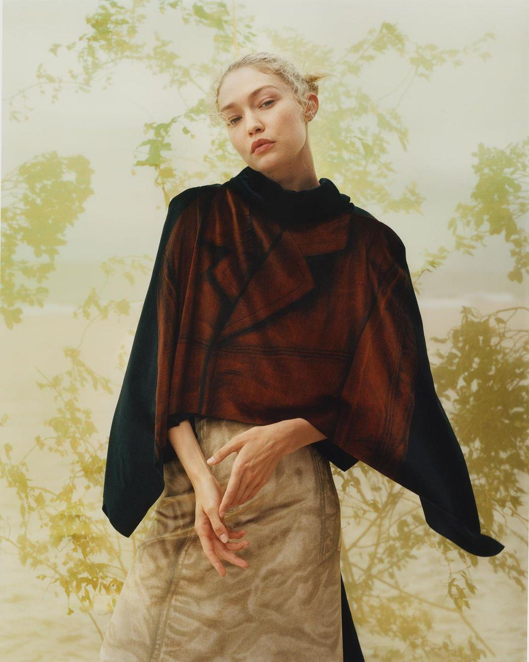 Tháng 7, Leo và bạn gái - diễn viên Camila Morrone - chia tay sau 4 năm hẹn hò. Về phần Gigi Hadid, cô đang trong thời gian giải quyết mối quan hệ với bạn trai cũ Zayn Malik sau khi chia tay nam ca sĩ vào tháng 10/2021. Họ đã hẹn hò từ năm 2015 và có với nhau một bé gái tên Khai vào tháng 9/2020.