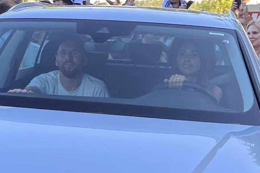 Messi ngồi xe vợ lái khi về nhà.