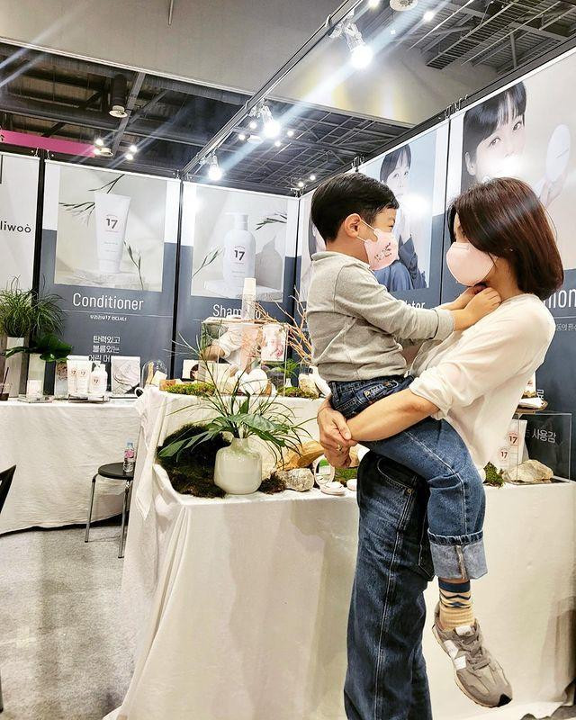 Chae Rim và con trai hiện sống ở Hàn Quốc. Ảnh: IGNV.