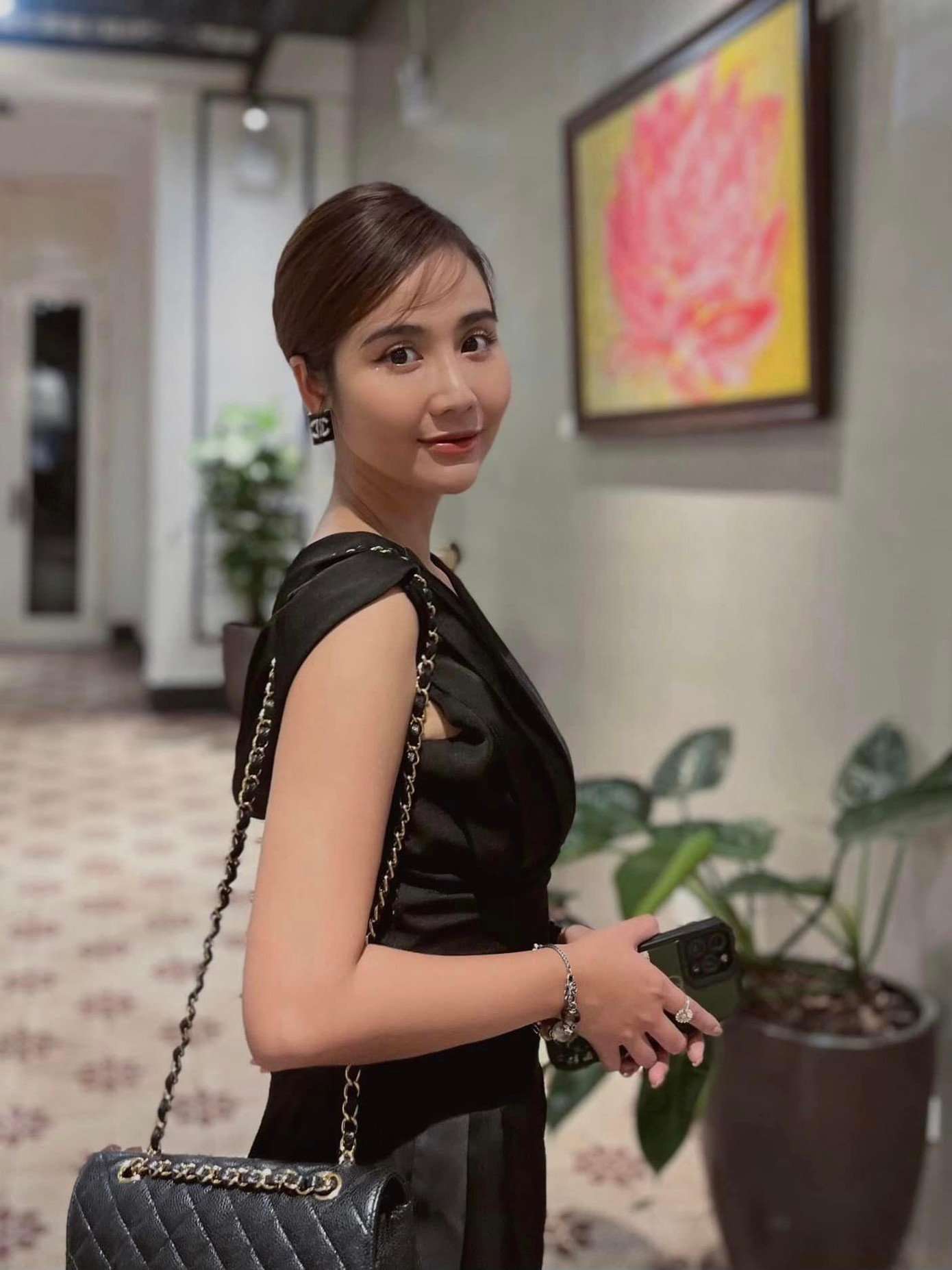 Thời gian gần đây, Huyền Lizzie vướng tin đồn đang trong mối quan hệ với Đình Tú. Cô bị khán giả gọi là người thứ ba, gián tiếp làm ảnh hưởng đến chuyện tình lâu năm của Đình Tú, Hương Giang. Tuy nhiên, Đình Tú khẳng định anh và Huyền Lizzie chỉ là bạn bè thân thiết. Sau Thương ngày nắng về, Huyền Lizzie, Đình Tú thường xuyên xuất hiện cùng nhau mỗi khi tham gia sự kiện.