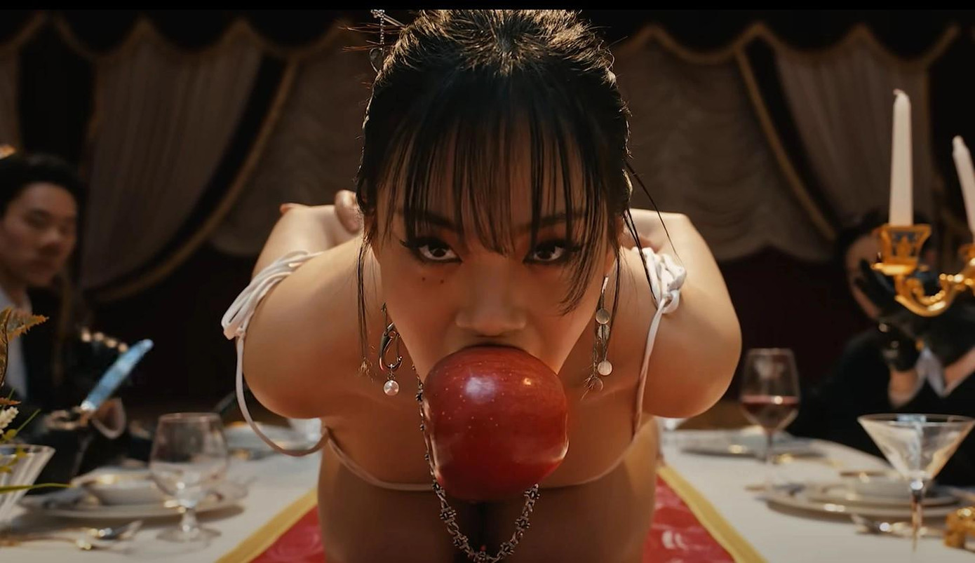 Bibi bị chỉ trích vì MV có nội dung phản cảm. Ảnh: Newsis. Bibi bị chỉ trích vì MV có nội dung phản cảm. Ảnh: Newsis.