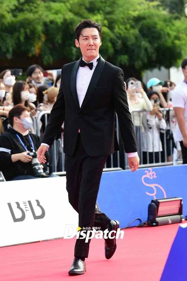 Choi Jin Hyuk là ngôi sao nổi tiếng với vai diễn trong The Heirs. Nhiều năm kể từ ngày được chú ý, tài tử sinh năm 1986 vẫn được nhận xét ngoại hình bảnh bao. Đây là lần tái xuất của nam diễn viên sau thời gian bị chỉ trích vì vi phạm giãn cách trong thời điểm dịch Covid-19.