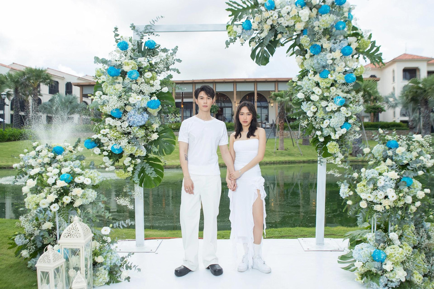 Tối 9/10, trước ngày trọng đại, Anh Tú, Diệu Nhi tổ chức bữa tiệc "chia tay độc thân" đơn giản bên bạn bè thân thiết. Cặp sao mặc trang phục trắng, đi giày thể thao. 7 năm bên nhau, Anh Tú, Diệu Nhi ít khi để lộ ảnh chung tình cảm. Vì thế, bức ảnh chụp trước ngày cưới của cặp sao khiến khán giả chú ý. Tối 9/10, trước ngày trọng đại, Anh Tú, Diệu Nhi tổ chức bữa tiệc "chia tay độc thân" đơn giản bên bạn bè thân thiết. Cặp sao mặc trang phục trắng, đi giày thể thao. 7 năm bên nhau, Anh Tú, Diệu Nhi ít khi để lộ ảnh chung tình cảm. Vì thế, bức ảnh chụp trước ngày cưới của cặp sao khiến khán giả chú ý.