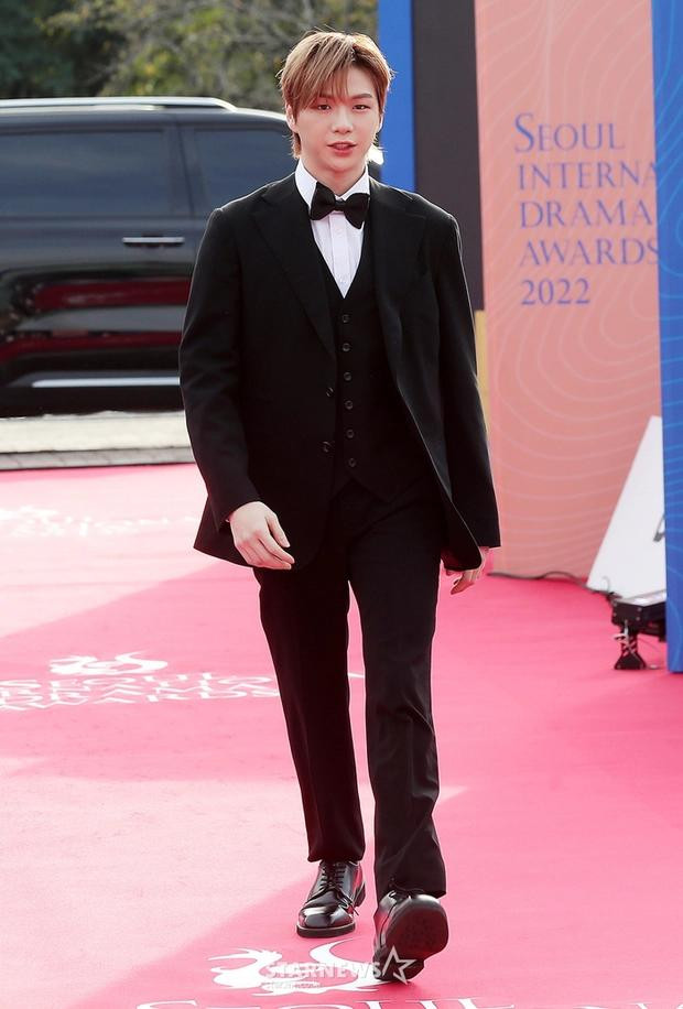 So với nhiều tài tử khác, Kang Daniel được đánh giá là người có vẻ đẹp lạ. Nhờ gương mặt đặc biệt, anh nhận nhiều sự quan tâm của khán giả.