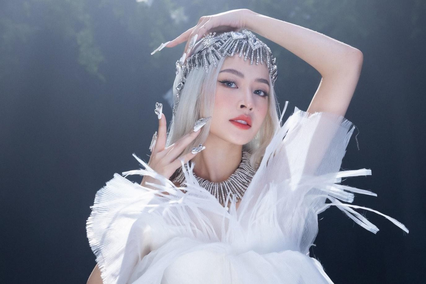 Miss Showbiz là sản phẩm âm nhạc cuối cùng Chi Pu phát hành trong năm 2022.