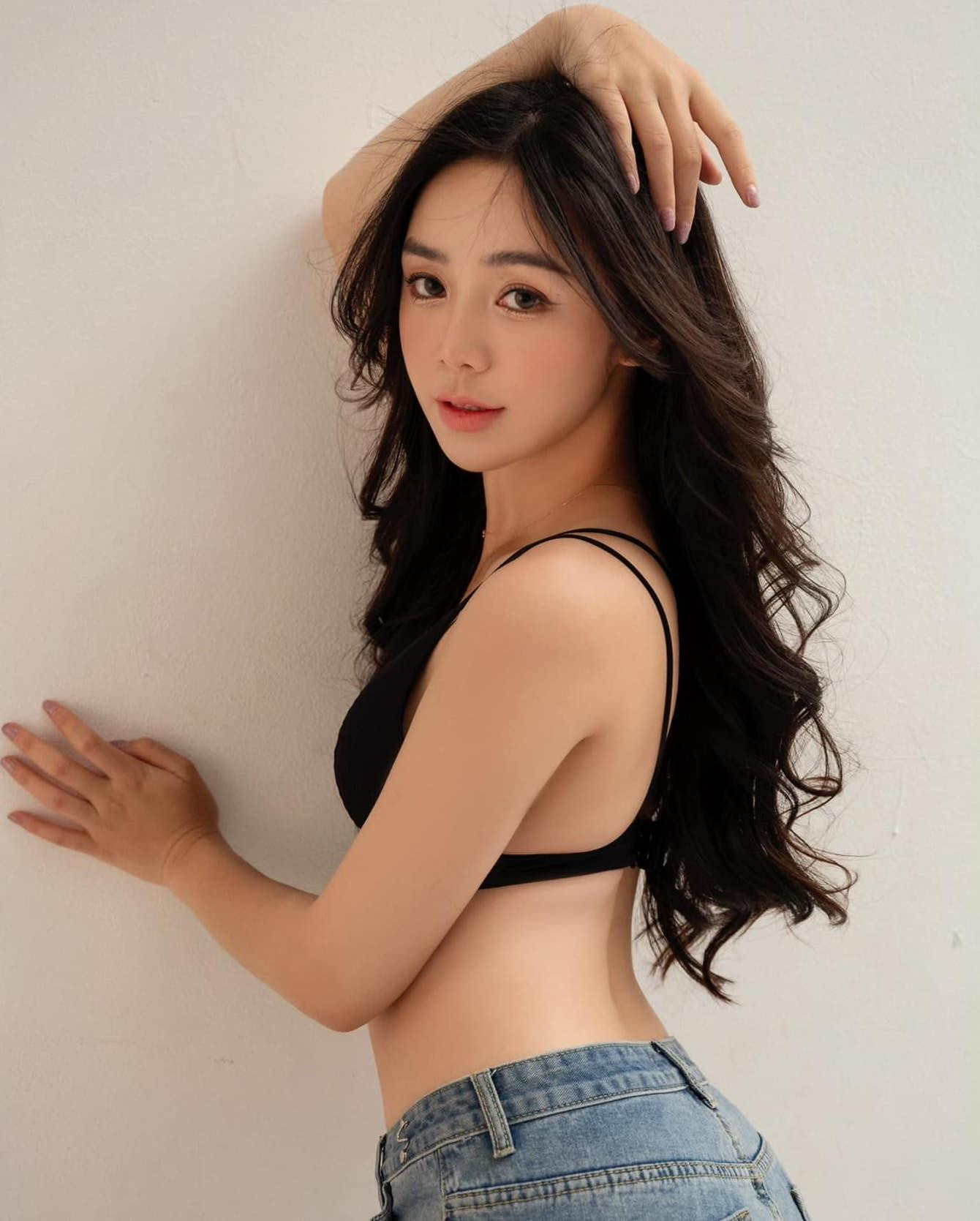 Tốt nghiệp Đại học Sân khấu Điện ảnh Hà Nội, Quỳnh Kool hoạt động nghệ thuật chăm chỉ. Hiện tại, cô đã gặt hái được thành quả nhất định. Ở ngoài đời, Quỳnh Kool chọn cuộc sống kín tiếng, không chia sẻ về chuyện riêng tư.