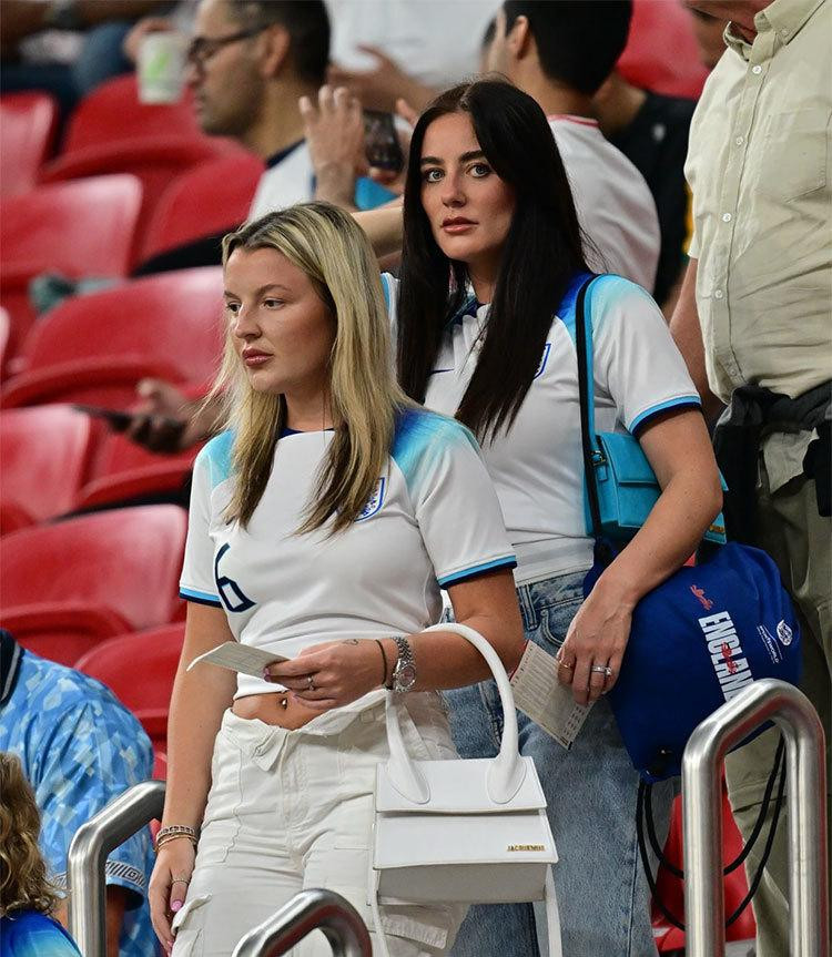 Cùng là nửa kia của cầu thủ, dàn WAG Anh có mối quan hệ khá tốt. Họ cùng nhau tới sân để theo dõi chồng, bạn trai của mình thi đấu. Fern Hawkins - vợ trung vệ Harry Maguire - có mặt trên sân từ khá sớm.