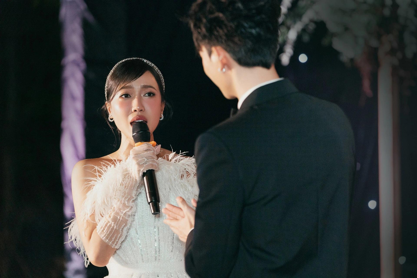 Đám cưới của Anh Tú, Diệu Nhi diễn ra vào 18h ngày 10/10. Sau tiệc cưới chính, cặp sao mời bạn bè thân thiết tham dự tiệc thâu đêm. Anh Tú, Diệu Nhi đã bên nhau 7 năm. Họ yêu nhau kín tiếng, không thể hiện tình cảm nơi đông người, từ chối nhắc đến nửa kia với truyền thông. Chính vì thế, ngày trọng đại của cặp sao càng nhận được nhiều sự chú ý của khán giả.