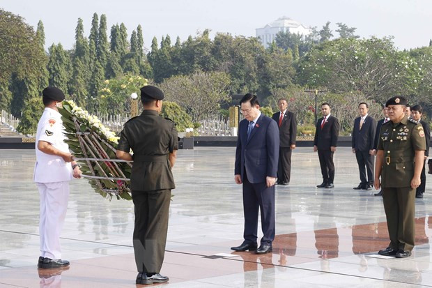 Chủ tịch Quốc hội Vương Đình Huệ và Đoàn đại biểu cấp cao Quốc hội Việt Nam tưởng niệm các anh hùng dân tộc Indonesia. (Ảnh: Doãn Tấn/TTXVN)