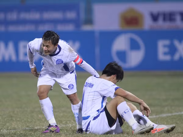 Thành Lương (trái) sẽ thi đấu cho HN T&T tại V-League 2013. Ảnh: V.S.I